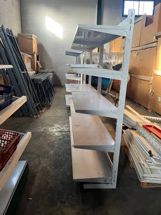 Estanterías metálicas blancas