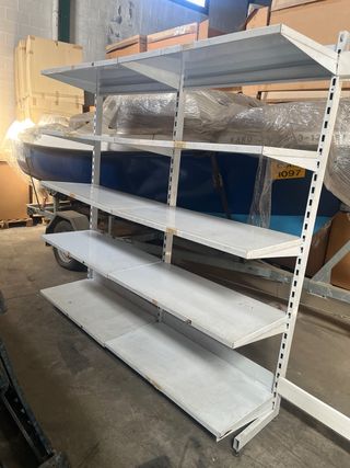 Estanterías metálicas blancas