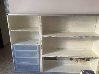 Mueble estantería blanco decapé