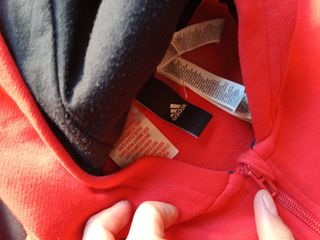 Chaqueta Adidas roja con capucha