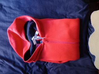 Chaqueta Adidas roja con capucha