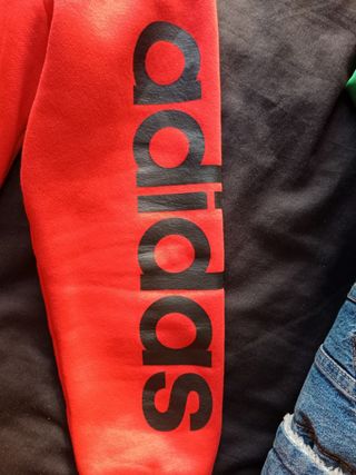 Chaqueta Adidas roja con capucha