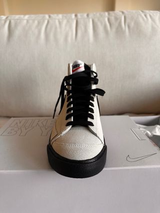 Nike Blazer Mid '77 - Blancas y Negras Talla 42