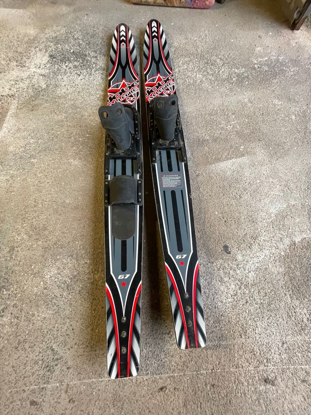 Eskis acuaticos con muy poco uso.