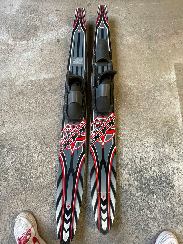 Eskis acuaticos con muy poco uso.