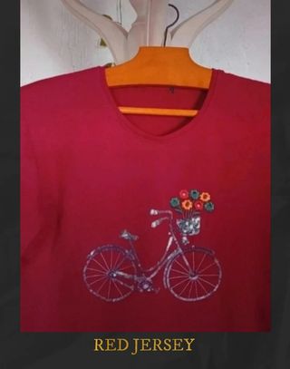 Jersey rojo bici flores