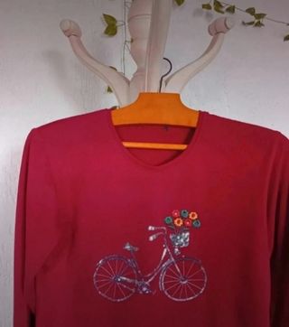 Jersey rojo bici flores