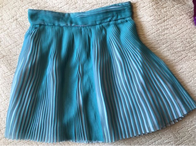 Falda plisada para niñas.