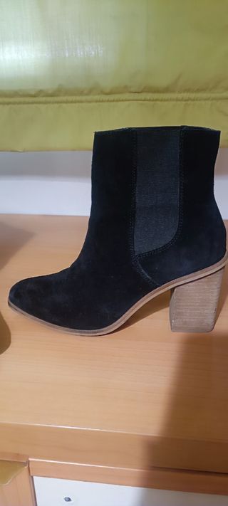 Botines negros de piel natural con tacón de madera