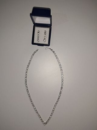 Gargantilla y pendientes brillantes