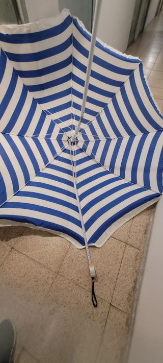 Sombrilla playa azul y blanca