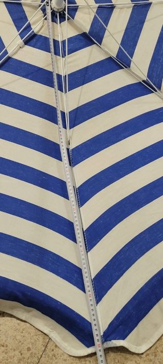 Sombrilla playa azul y blanca