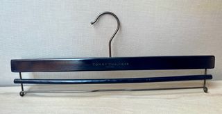 Lote Perchas de madera tipo ventana TOMMY HILFIGER
