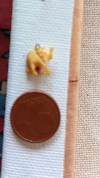 Diminuto colgante antiguo artesanía africana.