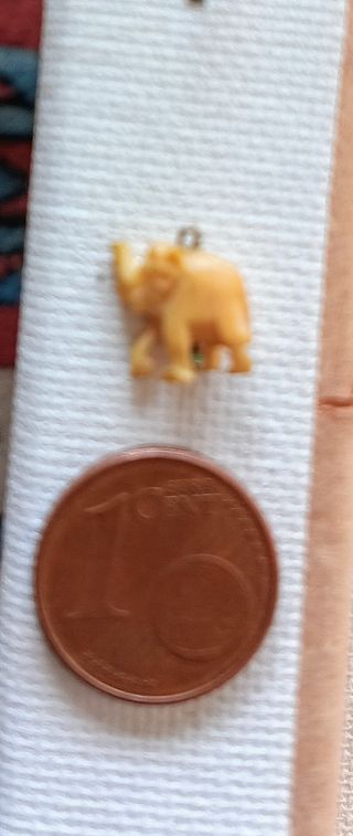 Diminuto colgante antiguo artesanía africana.