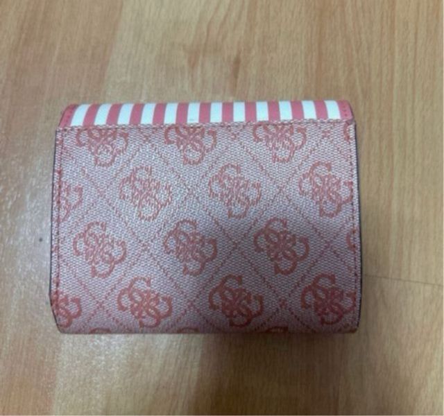 Cartera Guess rosa y blanca