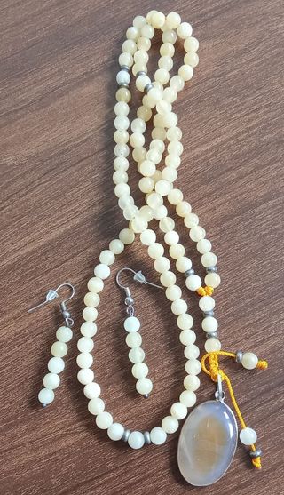 Juego de collar y pendientes beige