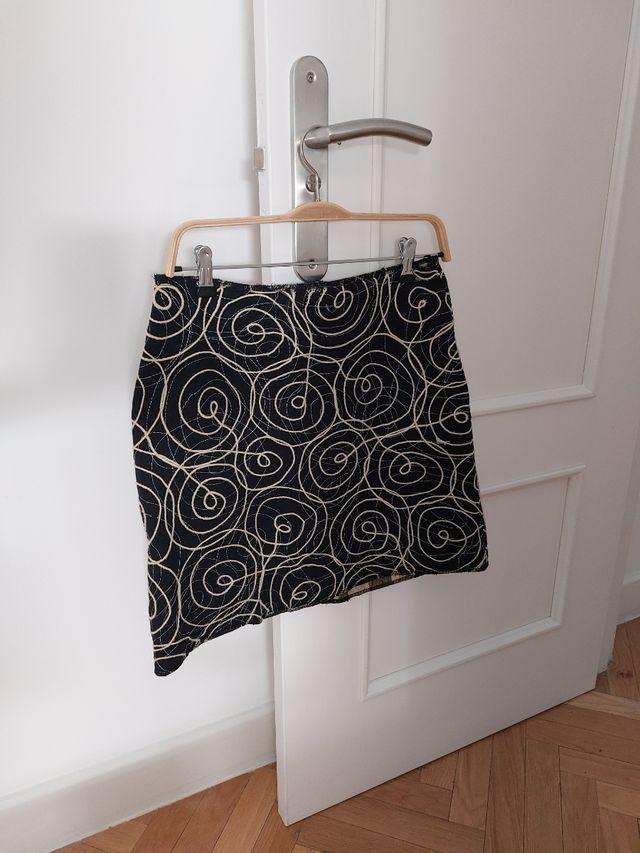 Falda Hoss negra y dorada - Talla 40