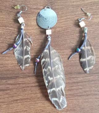 Pendientes y colgante plumas