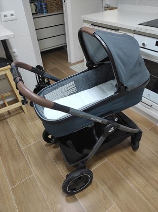 Maxi Cosi , más regalo Patinete y chubasquero.