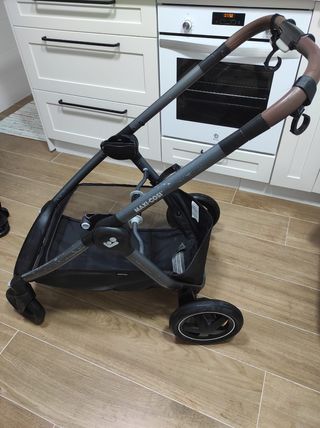 Maxi Cosi , más regalo Patinete y chubasquero.