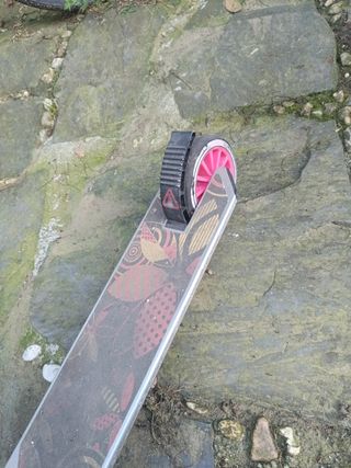 Patinete de niña de decathlon.