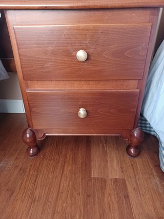 Cabeceros y mesilla madera - Dormitorio