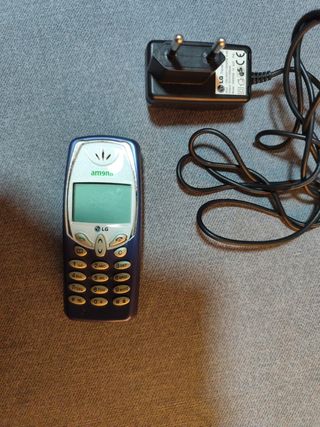 Móvil LG B1200 y cargador de móvil Sony Ericsson