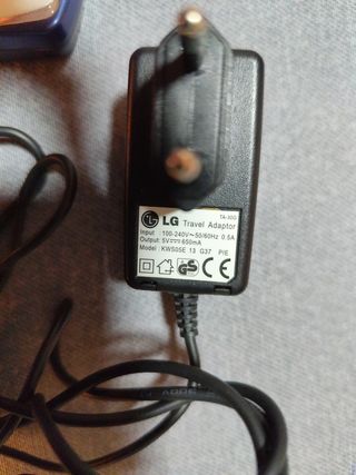 Móvil LG B1200 y cargador de móvil Sony Ericsson
