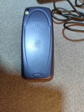 Móvil LG B1200 y cargador de móvil Sony Ericsson