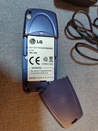 Móvil LG B1200 y cargador de móvil Sony Ericsson