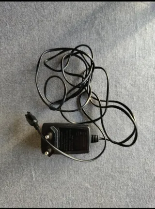 Móvil LG B1200 y cargador de móvil Sony Ericsson