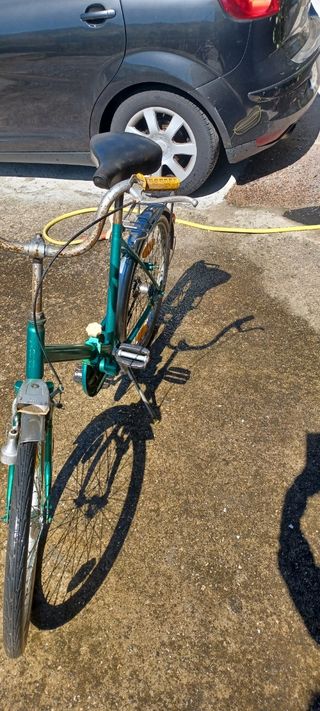 Bicicleta clásica verde