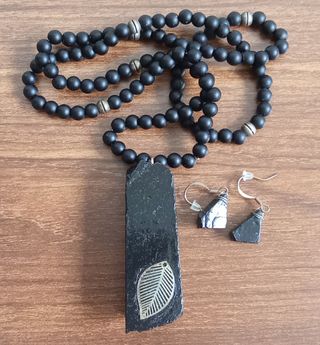 Collar y pendientes negros