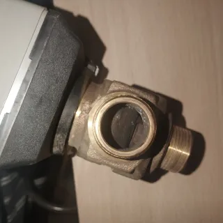 Válvula de tres vías de caldera de gas.