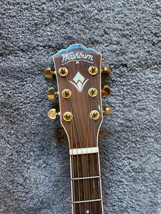 Guitarra WASHBURN.