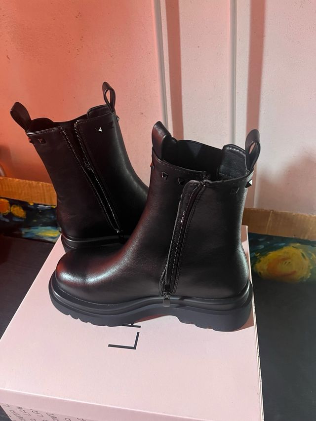 Stivaletti con borchie