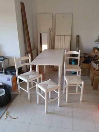 Mesa extensible, sillas y taburetes.