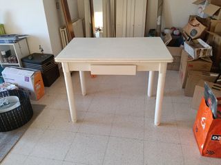 Mesa extensible, sillas y taburetes.