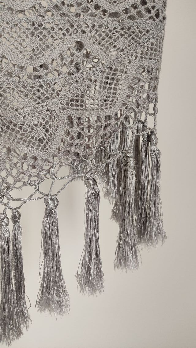 Mantoncillo flamenca de encaje gris