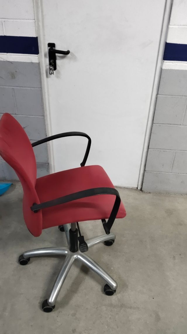 Silla giratoria roja oficina