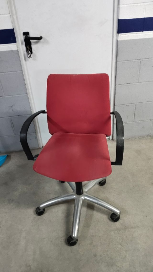 Silla giratoria roja oficina