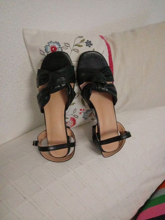 Sandalias preciosa y elegantes en perfecto estado.