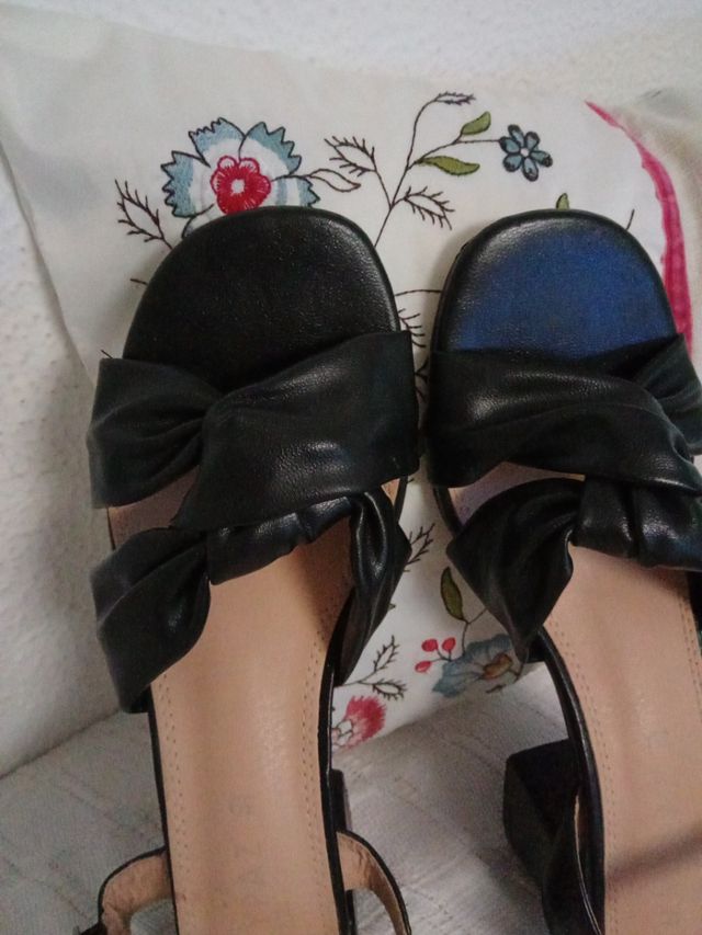 Sandalias preciosa y elegantes en perfecto estado.