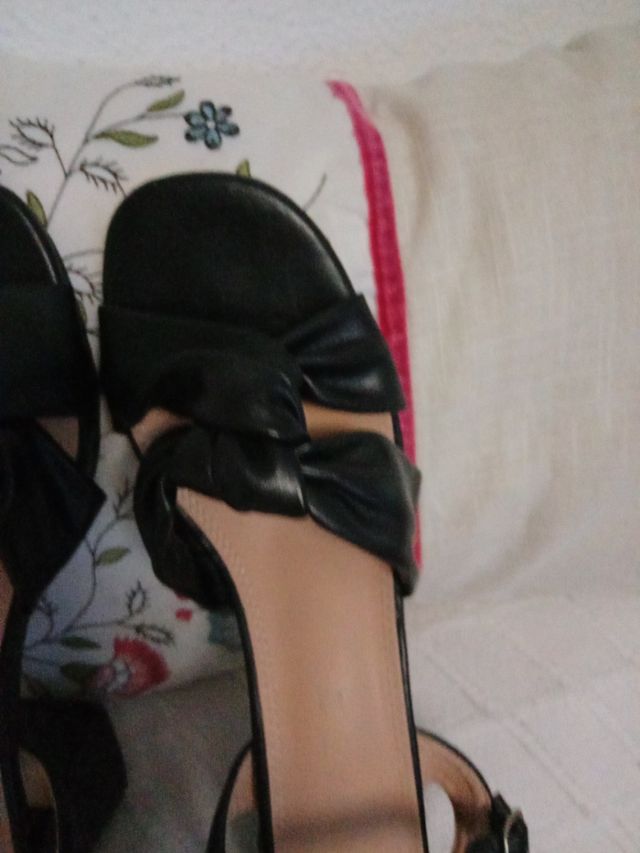 Sandalias preciosa y elegantes en perfecto estado.