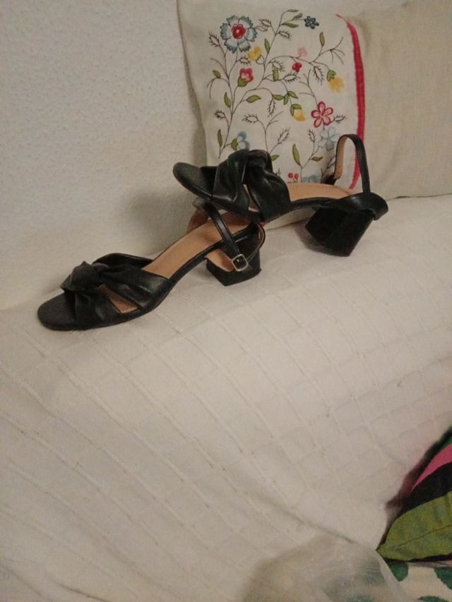 Sandalias preciosa y elegantes en perfecto estado.