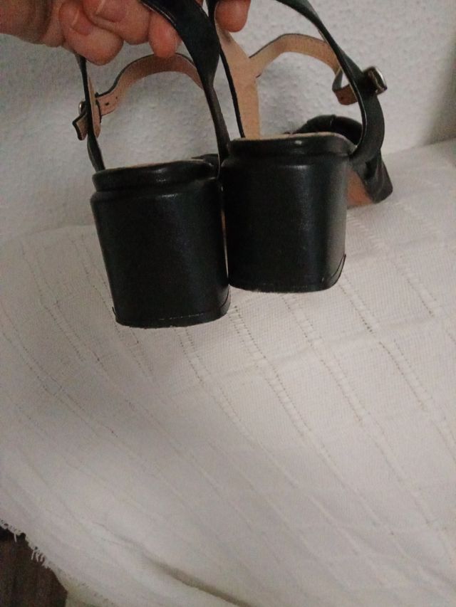 Sandalias preciosa y elegantes en perfecto estado.