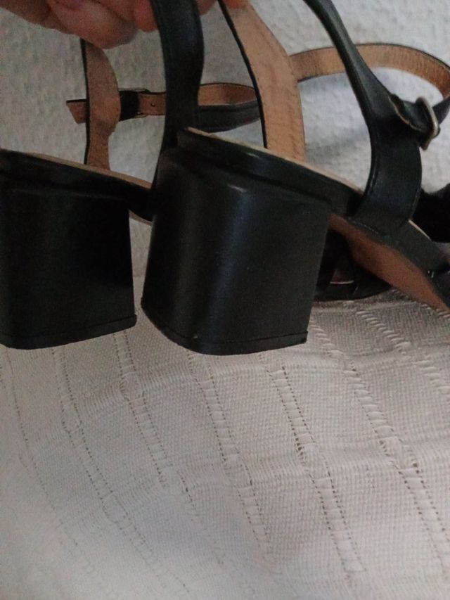 Sandalias preciosa y elegantes en perfecto estado.