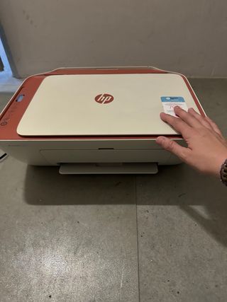 Impresora HP DeskJet coral/blanca