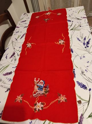Centrotavola Natale rosso ricamato